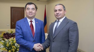 Артур Погосян, приветствуя посла, отметил важность международно-правового сотрудничества, сформированного между Следственным комитетом РА и Посольством РФ в Армении.